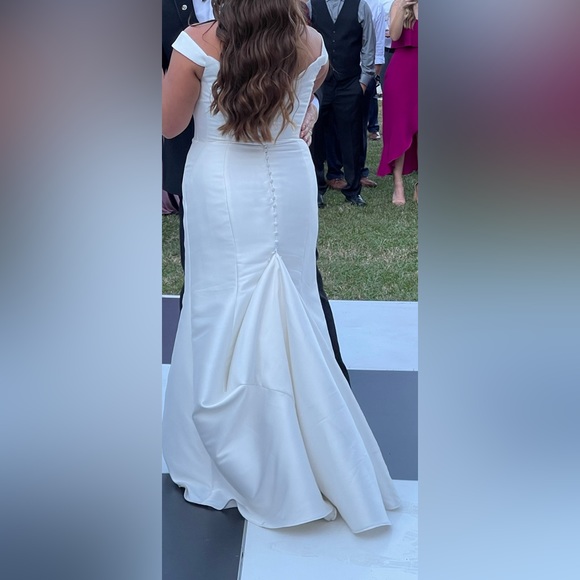 Essence of Australia Wedding Dress - Picture 2 of 5